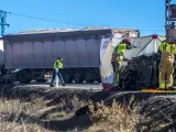 Imagen de la colisión entre turismo y camión en Soria.