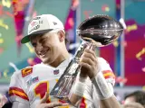 El quarterback de los Kansas City Chiefs Patrick Mahomes (15) sostiene el trofeo tras su victoria contra los Philadelphia Eagles en el partido de fútbol americano de la NFL Super Bowl 57