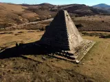Mausoleo o pirámide de los italianos.