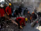Operativos realizan labores de rescate en Turquía.