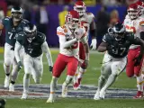 El quarterback de los Kansas City Chiefs, Patrick Mahomes (15), corre contra los Philadelphia Eagles durante la segunda mitad del partido de fútbol americano de la NFL Super Bowl 57.