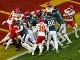 El mariscal de campo de los Philadelphia Eagles, Jalen Hurts (1), corre para un touchdown contra los Kansas City Chiefs durante la primera mitad del partido de fútbol americano de la NFL Super Bowl 57.