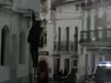 Detenido un supuesto maltratador machista que saltó por un balcón para intentar huir en Yunquera, Málaga.