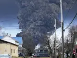 Columna de humo provocada por el incendio del tren.
