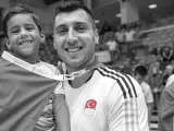 El capitán de la selección turca de balonmano, Cemal Kütahya, junto a su hijo Çinar.