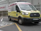Imagen de una ambulancia en la puerta de Urgencias del hospital Clínico de València.