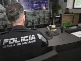Un agente de la Policía de Alcalá de Henares observa las imágenes grabadas por las cámaras de seguridad.