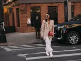 Una 'it girl' con pantalón blanco y blazer por las calles de Nueva York.