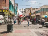 Viandantes en la calle El Conde, en Santo Domingo (República Dominicana).