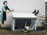 El artista callejero Banksy desveló este martes, día de San Valentín, una obra en la localidad costera de Margate, al sureste de Inglaterra, que muestra a una mujer con un ojo amoratado y que ha sido interpretado como un alegato contra la violencia de género.