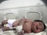 Tres hombres armados irrumpieron en el hospital sirio de Cihan, donde se encuentra ingresada Aya, la "bebé milagro" que nació bajo los escombros en Siria tras el terremoto que sacudió el país el pasado 6 de febrero. La ONG Observatorio Sirio de Derechos Humanos ha declarado que la pequeña ha sufrido tres intentos de secuestro en las últimas 48 horas.