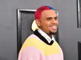 El rapero acusado de violación y malos tratos, Chris Brown, en los Grammy 2020.