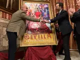 El alcalde de Sevilla, Antonio Muñoz (izda.), y el artista José Pérez Indiano presentan el cartel de las Fiestas de Primavera de Sevilla de 2023.