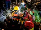 Imagen de una mujer siendo rescatada tras el terremoto de Turquía