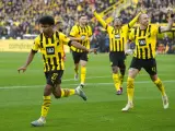 Los jugadores del Borussia Dortmund celebran un tanto en la Bundesliga.