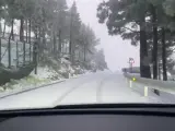 La nieve se ha dejado ver este jueves en la cumbre de la isla de Gran Canaria que ha amanecido con el manto blanco, que ha provocado el cierre de varias vías a primera hora por parte del Cabildo.