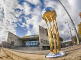 El trofeo de la Copa del Rey, en Badalona junto al Palau Olímpic.