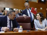 La presidenta Isabel Díaz Ayuso, junto a Enrique López y Enrique Ossorio, este jueves en la Asamblea.