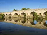 El puente romano sobre el río Albarregas, en Mérida, es una obra de ingeniería civil construida por el Imperio Romano a finales del siglo I a.C.