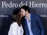 Tamara Falcó e Íñigo Onieva se dan un beso a su llegada a la presentación de la nueva colección de Pedro del Hierro.