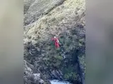 Un excursionista que cayó 18 metros por una cascada describió lo que le pasó como un "milagro". Gerry McLelland tiene 39 años y se resbaló con unas rocas en Gray Mare's Tail, Moffat, Scottish Borders, el 14 de enero.