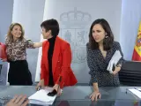(I-D) La ministra de Transportes, Movilidad y Agenda Urbana, Raquel Sánchez, la ministra de Política Territorial y portavoz del Gobierno, Isabel Rodríguez, y la ministra de Derechos Sociales y Agenda 2030, Ione Belarra.