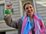La ministra de Igualdad, Irene Montero, posa para los fotógrafos tras la aprobación de la ley trans, este jueves, a la salida del Congreso de los Diputados, en Madrid
