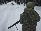 Un soldado ucraniano patrulla una calle en Bajmut, región de Donetsk.
