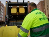 Un operario de recogida de residuos protegido con mascarilla coloca los cubos de basura amarillos destinados a envases en un cami&oacute;n de basura para triturar su contenido en una calle de la capital durante el d&iacute;a 33 del estado de alarma, en Madrid (Espa&ntilde;a), a 16 de abril de 2020. CORONAVIRUS;COVID-19;ESTADO DE ALARMA;LIMPIEZA;PANDEMIA;MASCARILLA;CAMI&Oacute;N DE LIMPIEZA; Jes&uacute;s Hell&iacute;n / Europa Press (Foto de ARCHIVO) 16/4/2020