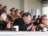 El líder de Corea del Norte, Kim Jong-un, junto a su hija en un partido de fútbol.