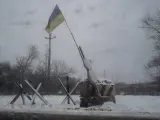 Una bandera ucraniana ondea en la región del Donbás mientras continúan los ataques de las tropas rusas por hacerse con el control de la zona, a pocos días del primer aniversario de la guerra.