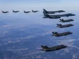 Dos bombarderos estratégicos estadounidenses B-1 realizan maniobras sobre la península coreana, escoltados por cazas F-35 surcoreanos y F-16 estadounidenses.