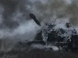 Un vehículo de artillería autopropulsado dispara en la primera línea del frente en la región de Donetsk, al este de Ucrania.