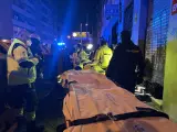 Los servicios de emergencia de Madrid atendiendo a la víctima.