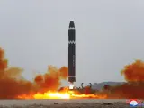 Fotografía publicada por la Agencia Central de Noticias de Corea del Norte (KCNA) del lanzamiento de un misil balístico intercontinental (ICBM) Hwasong-15 en el Aeropuerto Internacional de Pyongyang el pasado 18 de febrero.