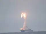 Rusia lanza un misil de crucero hipers&oacute;nico 'Tsirkon' desde un submarino nuclear, en una imagen de archivo.