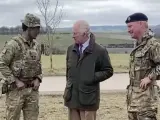 El rey Carlos III de Inglaterra visita a soldados ucranianos en vísperas del aniversario de la invasión militar rusa