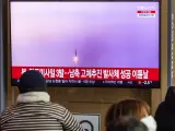 Varias personas observan en Seul las noticias de última hora sobre el lanzamiento por Corea del Norte de tres misiles balísticos de corto alcance al Mar del Este (Foto de ARCHIVO)