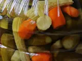 Verduras en escabeche en un frasco de plástico