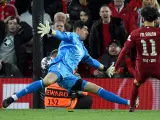 Courtois trata de enmendar su error ante Salah en el segundo gol del Liverpool.