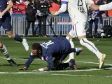 Neymar cae lesionado durante el partido ante el Lille.