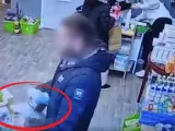 Este lunes, en la ciudad de Burnley (Inglaterra) dos hombres han sido sorprendidos por las cámaras de seguridad mientras robaban en una tienda.