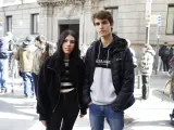 Laura Echeverr&iacute;a y Carlos Cordero, delante de su instituto, el San Isidro, de Madrid