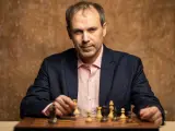El escritor Luis Zueco ante un tablero de ajedrez