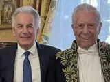 Mario Vargas Llosa posa junto a su hijo Álvaro Vargas Llosa.