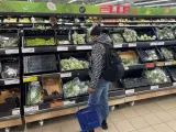 Estanterías con pocas verduras frescas en un supermercado del Este de Londres