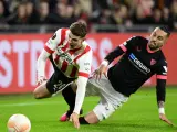 Jugadores de Sevilla y PSV disputan un balón durante la vuelta de los playoffs de acceso a la Europa League.