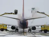 Operarios descongelan un avión previo a su despegue en Salt Lake City, EE UU.