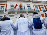 Varias personas se manifiestan durante la protesta de Médicos de Familia y Pediatras de la Comunidad de Madrid, en la Puerta del Sol.