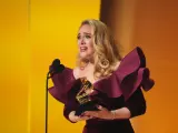 Adele, recibiendo un premio durante los Grammy.